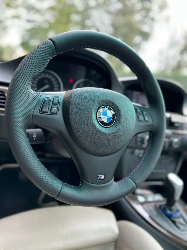 apsiutas automobilio BMW vairas